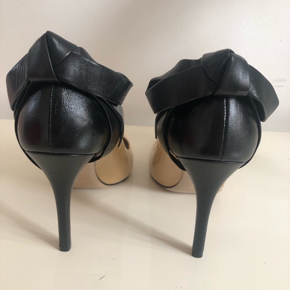 Authentic Valentino Garavani Leather Black Bow Heel Pumps.
Size 37 1/2 - Picture 6 of 12